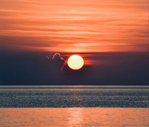 Preview wallpaper sunset, glare, water, horizon, clouds, sea