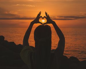 Preview wallpaper sunset, heart, hands, back