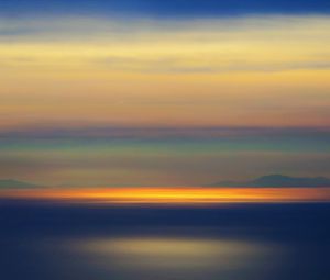 Preview wallpaper sunset, horizon, blur, water, surface, reflection