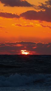 Preview wallpaper sunset, horizon, clouds, waves