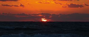 Preview wallpaper sunset, horizon, clouds, waves