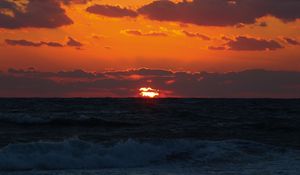 Preview wallpaper sunset, horizon, clouds, waves