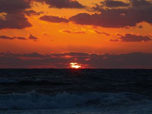 Preview wallpaper sunset, horizon, clouds, waves