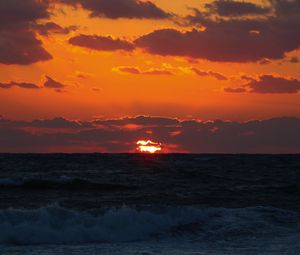 Preview wallpaper sunset, horizon, clouds, waves