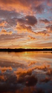 Preview wallpaper sunset, horizon, glare, sun, water