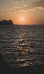 Preview wallpaper sunset, horizon, glare, water, rocks
