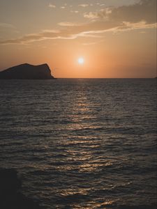 Preview wallpaper sunset, horizon, glare, water, rocks