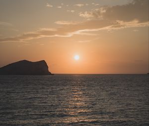 Preview wallpaper sunset, horizon, glare, water, rocks