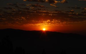Preview wallpaper sunset, horizon, mountain, clouds, dark