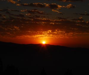 Preview wallpaper sunset, horizon, mountain, clouds, dark
