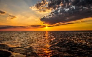 Preview wallpaper sunset, horizon, ripples, water