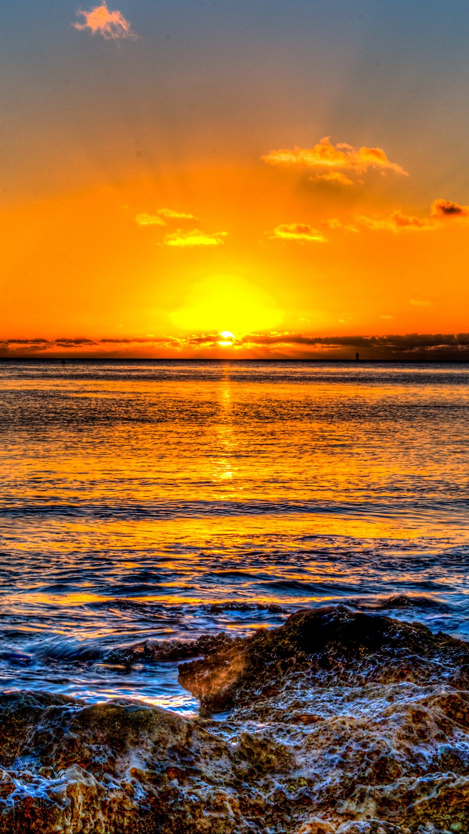 Bốn yếu tố quan trọng - hoàng hôn, chân trời, biển và sóng - đều được kết hợp trong hình nền ảnh này để tạo nên một không gian đầy cảm hứng và quyến rũ. Với ảnh chụp tại Hawaii, bạn sẽ được trải nghiệm một không gian vô cùng tuyệt vời và đồng nghĩa với việc tìm kiếm sự yên bình và hạnh phúc. Tải nền ảnh 938x1668 này để bắt đầu cuộc hành trình tuyệt vời vào thế giới thiên nhiên đầy mê hoặc.