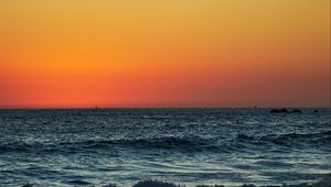 Preview wallpaper sunset, horizon, sea, waves, wavy