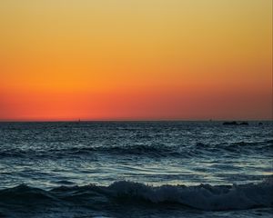 Preview wallpaper sunset, horizon, sea, waves, wavy