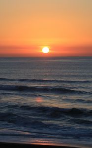 Preview wallpaper sunset, horizon, sea, evening, waves