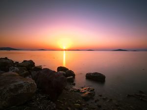 Preview wallpaper sunset, horizon, stones, sea