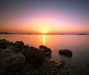 Preview wallpaper sunset, horizon, stones, sea