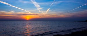 Preview wallpaper sunset, horizon, sun, sea, clouds, waves