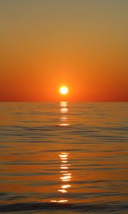 Preview wallpaper sunset, horizon, sun, glare, waves