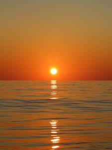 Preview wallpaper sunset, horizon, sun, glare, waves