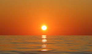 Preview wallpaper sunset, horizon, sun, glare, waves