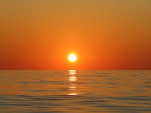 Preview wallpaper sunset, horizon, sun, glare, waves
