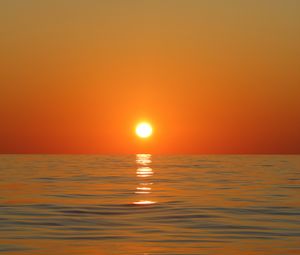 Preview wallpaper sunset, horizon, sun, glare, waves