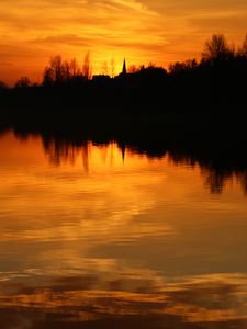 Preview wallpaper sunset, horizon, trees, water