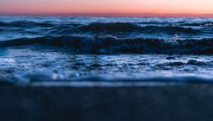 Preview wallpaper sunset, horizon, water surface, waves