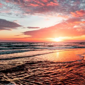 Preview wallpaper sunset, horizon, waves, sea