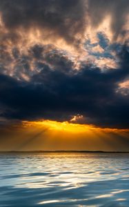 Preview wallpaper sunset, lake, clouds, horizon, sunlight