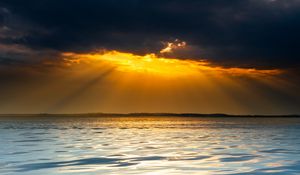 Preview wallpaper sunset, lake, clouds, horizon, sunlight