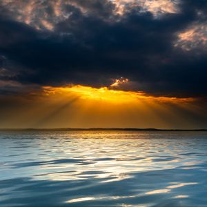 Preview wallpaper sunset, lake, clouds, horizon, sunlight