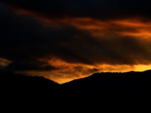 Preview wallpaper sunset, mountains, clouds, cloudy