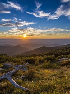 Preview wallpaper sunset, mountains, sun, light, landscape