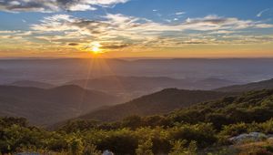 Preview wallpaper sunset, mountains, sun, light, landscape