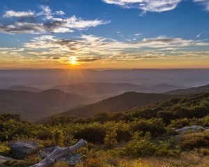 Preview wallpaper sunset, mountains, sun, light, landscape
