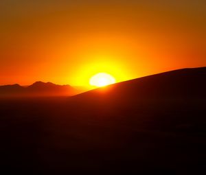 Preview wallpaper sunset, mountains, sun, dusk, dark