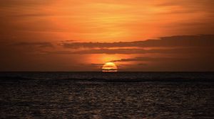 Preview wallpaper sunset, ocean, waves, horizon, dusk