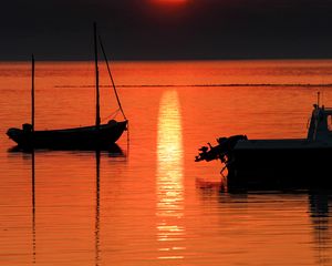 Preview wallpaper sunset, sea, mountains, boats, reflection, dark