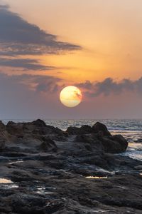 Preview wallpaper sunset, sea, rocks, sun, summer, landscape