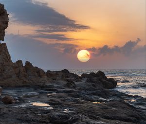 Preview wallpaper sunset, sea, rocks, sun, summer, landscape