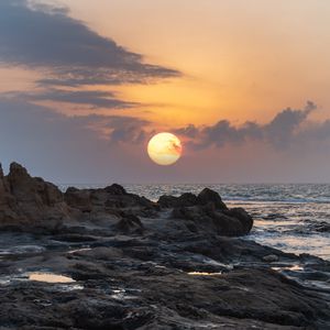 Preview wallpaper sunset, sea, rocks, sun, summer, landscape