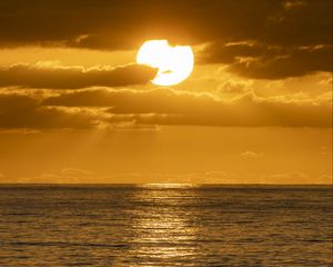 Preview wallpaper sunset, sea, sun, clouds, waves