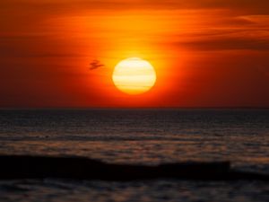 Preview wallpaper sunset, sea, sun, waves, dusk, horizon