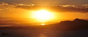 Preview wallpaper sunset, sea, sunlight, skyline, sky