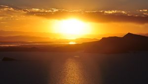 Preview wallpaper sunset, sea, sunlight, skyline, sky