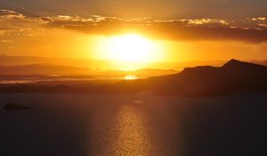 Preview wallpaper sunset, sea, sunlight, skyline, sky