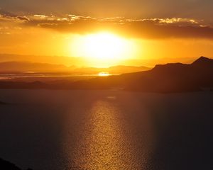 Preview wallpaper sunset, sea, sunlight, skyline, sky