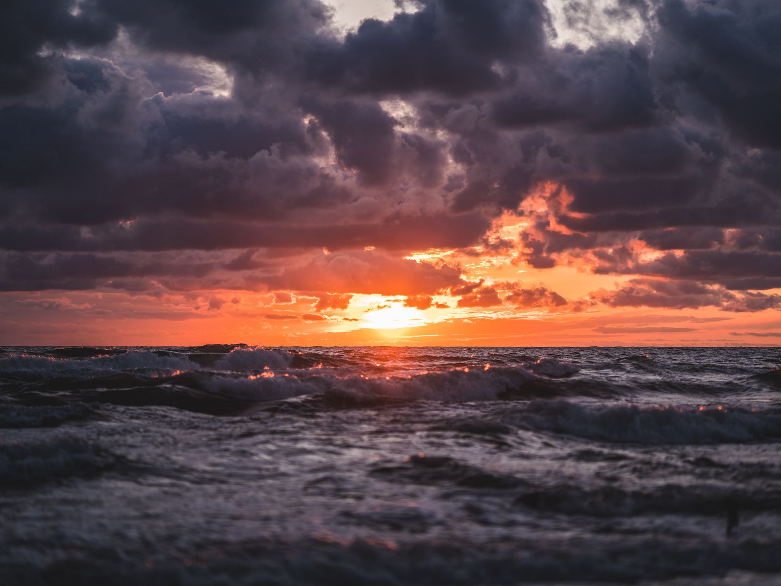 1600x1200 Wallpaper sunset, sea, waves, clouds, horizon